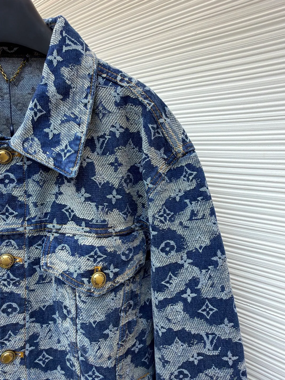LOUIS VUITTON letter float jacquard denim jacket ●Original version: purchased and developed for 22999 ●Item number: 1682132-C05 ●Fabric: denim denim fabric ●Technology: jacquard production ●Color: blue ●Version: fitted version ●Weight: about 1335 grams ●Size: 46-48-50-52 ●Description: Made of heavy denim denim as the base, it uses distressed washing + gradient tie-dyeing to present a Monogram dark pattern effect. The gray-blue and off-white smudged colors are natural and layered, retaining the brand logo while enhancing the retro texture. The trousers have a skateboard straight cut, and the waistband is equipped with metal buttons and leather logo tags. The five-pocket structure follows the classic workwear design, and the edges of the pockets are reinforced with double-lane stitching, taking into account durability and style. The trouser legs are slightly narrowed to suit various scenarios. The overall process combines denim washing technology with brand logo technology, which not only retains the casual attributes of denim items, but also enhances high-luxury recognition through gradient textures. The overall wiring is straight and delicate, the fabric is comfortable and soft, and the color is consistent without color difference. It can be matched with the same style to create a fashionable look and control various occasions. Customized accessories, complete with three standards, same style for men and women!